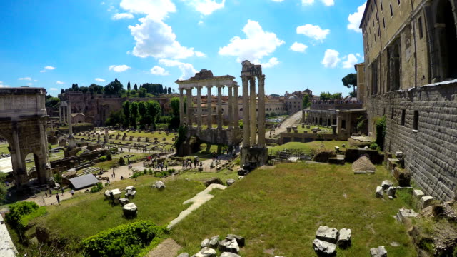 Mira-en-el-Forum-romano-en-Roma,-los-turistas-caminando-y-disfrutando-de-interesante-recorrido