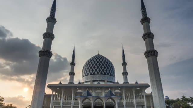 Zeitraffer---Sonnenaufgang-in-einer-Moschee