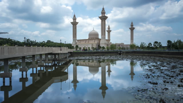 Wolken-Zeitraffer-in-einer-Moschee.-Ein-Spiegelbild-im-Wasser.