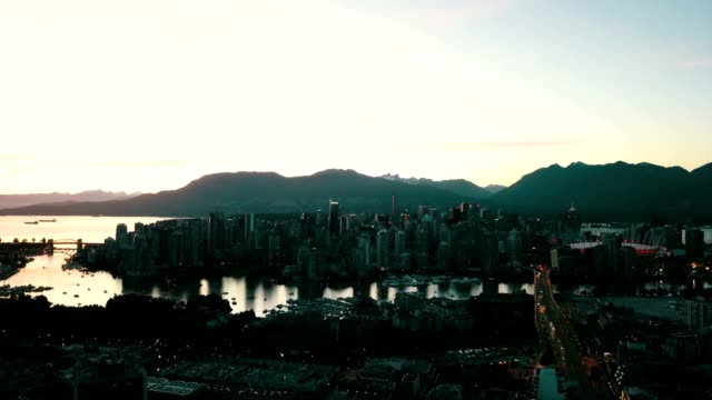 aérea-atardecer-dinero-disparó-sobre-el-horizonte-de-Vancouver