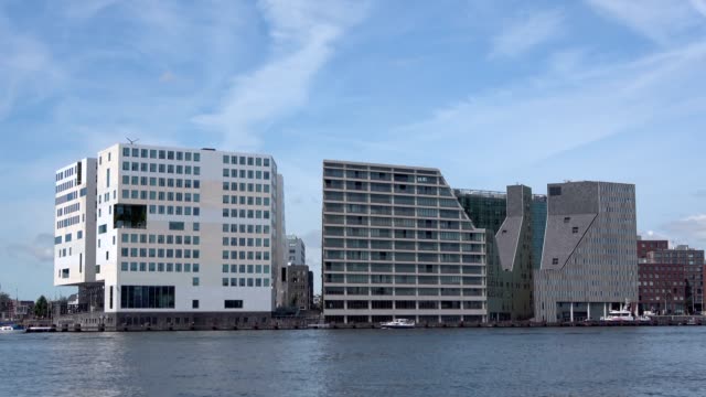 Hochhäuser-in-der-Stadt-Amsterdam,-die-Niederlande,-Architektur,-Amstel,-4K