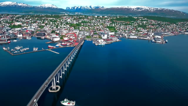Puente-de-la-ciudad-imágenes-aéreas-de-Tromso,-Noruega