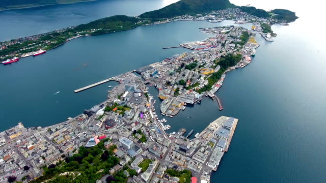 Stadt-von-Alesund-Norwegen-Luftaufnahmen