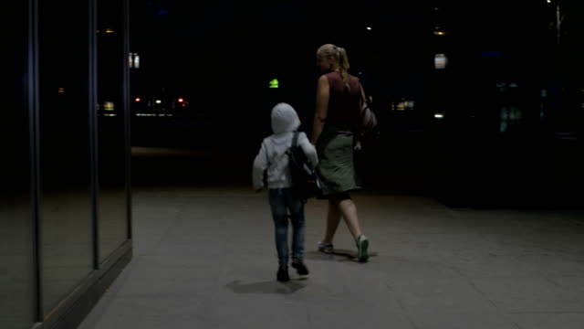 Divertida-noche-de-paseo-con-mamá