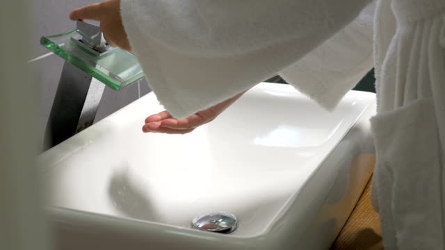Líquido-de-lavado-de-manos-de-mujer-con-jabón