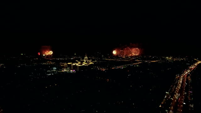 Aerial-Nachtansicht-des-Leninskij-Avenue-und-funkelndes-Feuerwerk,-Moskau,-Russland