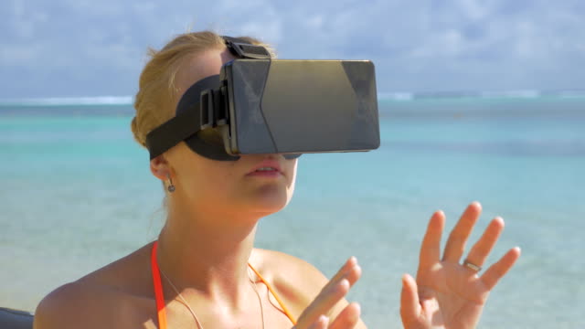 Frau-mit-VR-Kopfhörer-am-Strand