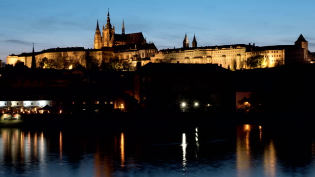 Timelapse-de-naves-en-el-río-cerca-de-Castillo-de-Praga-por-la-noche
