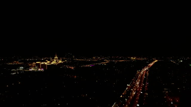 Vista-aérea-nocturna-de-Leninsky-Avenue,-Moscú,-Rusia