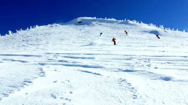 Snowboard-de-montaña-cubierto-de-nieve-la-gente