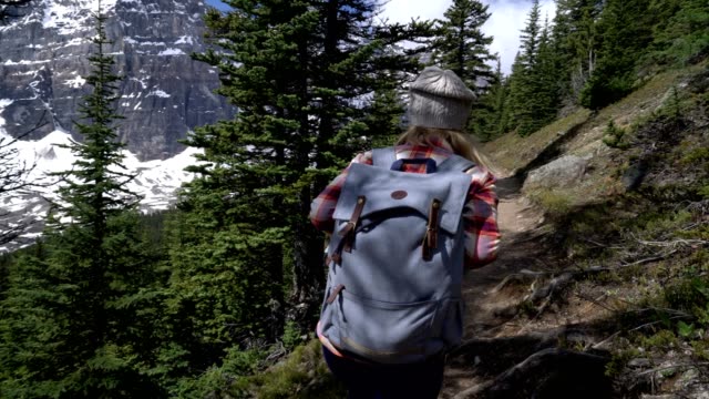 Seltener-Blick-auf-junge-Frau-in-den-kanadischen-Rockies-Wandern