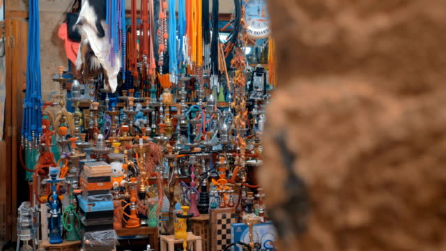Venta-de-cachimbas-en-el-viejo-mercado-de-la-ciudad-de-Acre,-Israel
