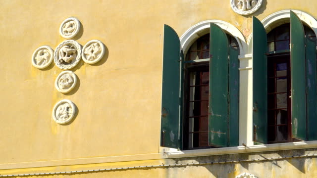 Die-grüne-Fenster-des-gelben-Gebäudes