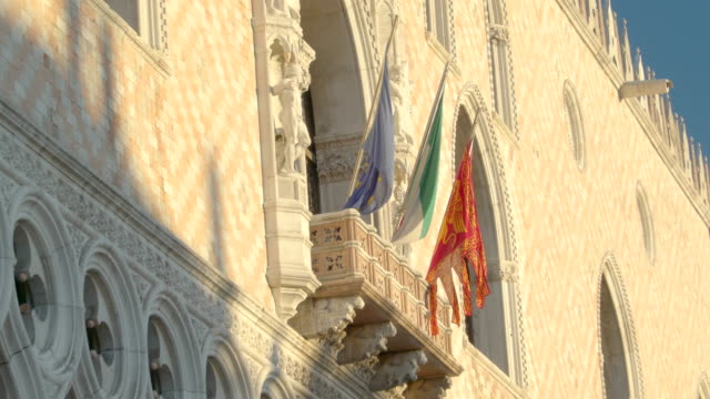 Der-Blick-nach-draußen-Palast-Ducale-in-Venedig