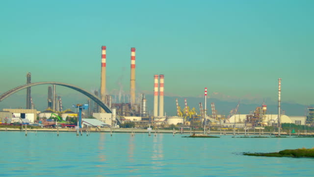 La-gran-fábrica-industrial-en-la-orilla-del-mar-en-Venecia-Italia