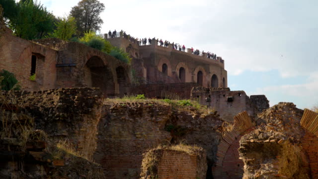 Mucha-gente-en-la-parte-superior-de-las-ruinas-de-Roma-en-Italia
