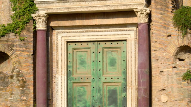 La-gran-puerta-verde-de-una-de-las-ruinas-de-la-colina-del-Palatino-en-Roma,-en-Italia