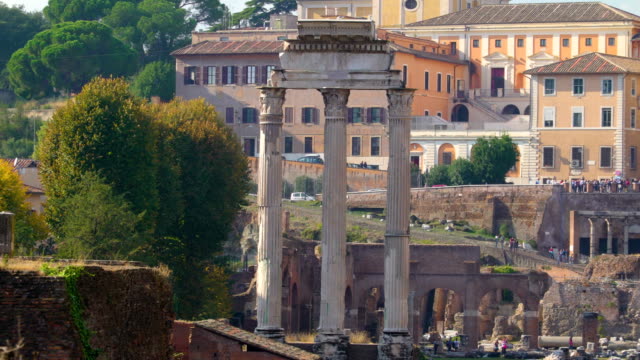 Die-Tempel-Ruinen-und-die-Gebäude-auf-dem-Palatin-in-Rom-in-Italien