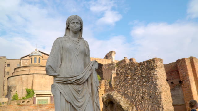 La-estatua-de-una-Virgen-en-la-Basílica-dentro-de-las-ruinas-de-Roma-en-Italia