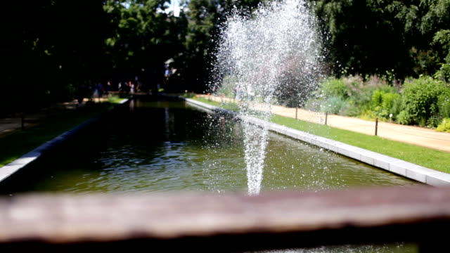 Kleine-Stadt-Springbrunnen-im-Park.