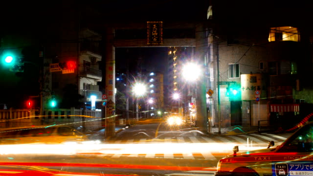 Main-gate-in-the-street-4K-at-Yushima-tenjin-shrine-wide-shot