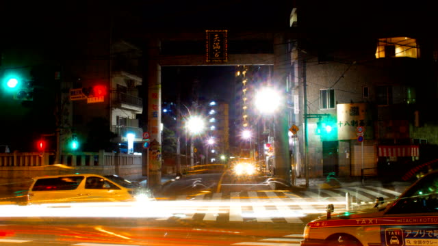Main-gate-in-the-street-4K-at-Yushima-tenjin-shrine