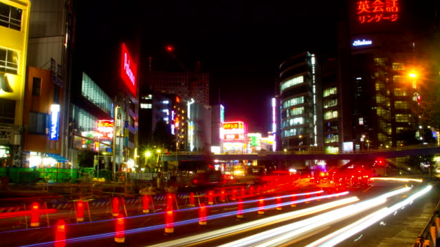 En-el-lapso-de-la-noche-de-la-construcción-4K-en-Shinjuku-ancho-tiro-zoom