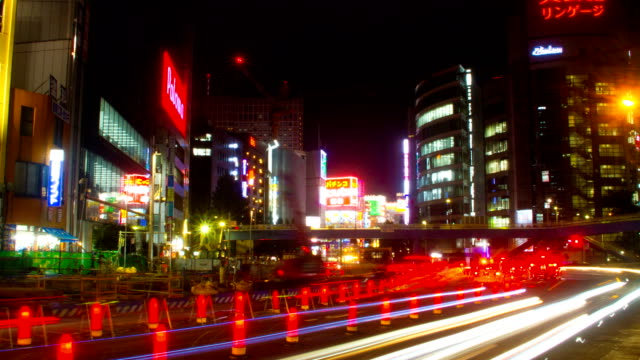 Under-construction-Night-lapse-4K-at-Shinjuku-wide-shot-zoom-out