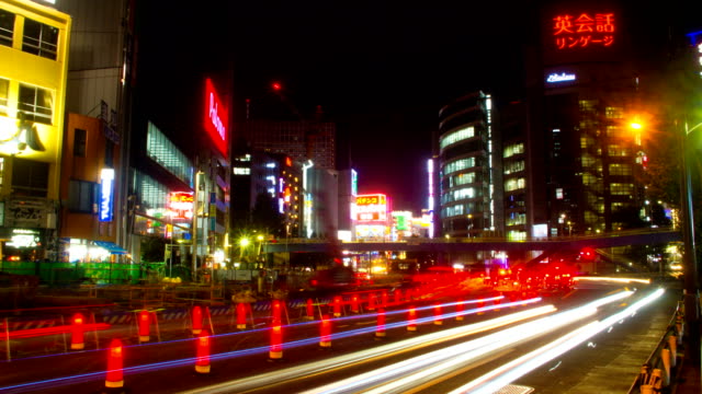 En-construcción-la-noche-caer-4K-en-Shinjuku-gran-tiro