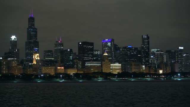 Skyline-der-Stadt-und-Hafen-in-den-Abendstunden.-Chicago,-Illinois,-Vereinigte-Staaten-von-Amerika.
