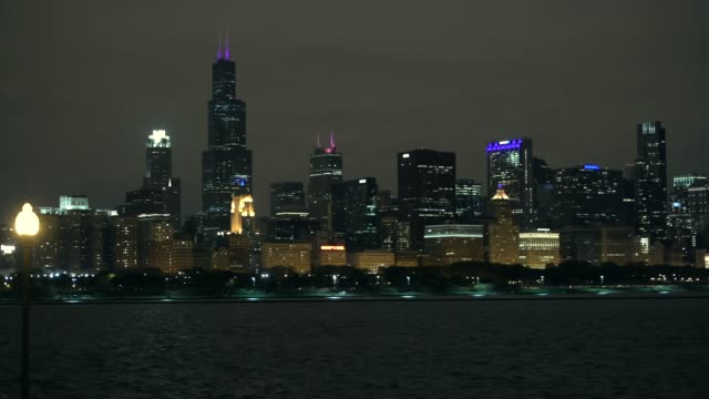 Centro-de-la-ciudad-Chicago-en-la-noche.-Panorama-de-la-ciudad-con-movimiento-Horizontal-de-la-cámara.-Chicago,-Illinois,-USA.