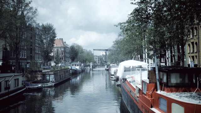 Cinematic-Schuss-von-einem-Amsterdamer-Kanal-etablieren.