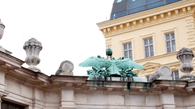detalle-de-estatua-de-bronce-del-águila,-Viena