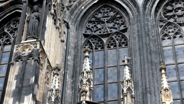 Iglesia-de-Closeup-de-Stephen,-torre-de-la-Catedral-de-Viena,-golden-cross-en-día-nublado