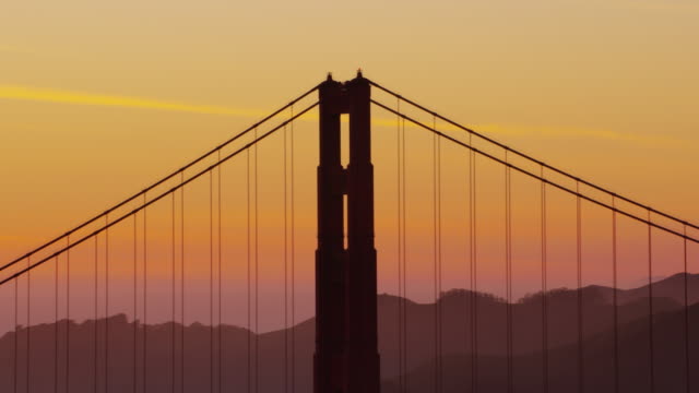 Luftaufnahme-der-Golden-Gate-Bridge-bei-Sonnenuntergang