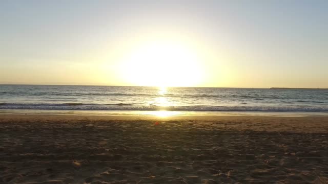Sonnenuntergang-an-einem-Strand-in-Marokko