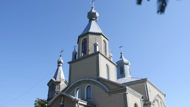 Christliche-Kirche-auf-blauen-Himmelshintergrund