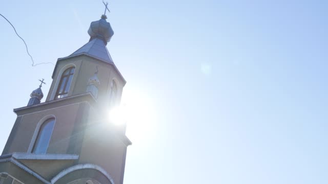 Christliche-Kirche-auf-blauen-Himmel-und-Sonne-Hintergrund
