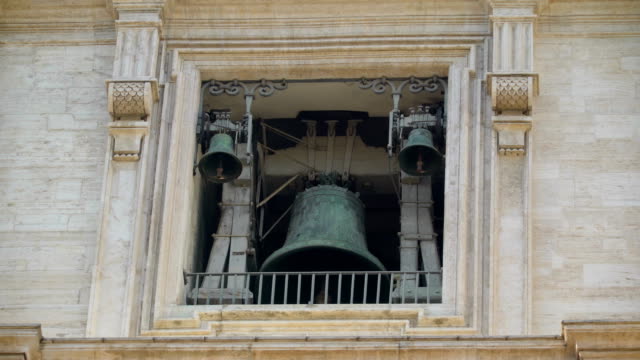 Die-alte-Glocke-oben-auf-die-Basilika-von-St.-Peter-im-Vatikan-Rom-Italien
