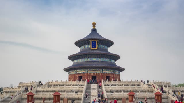 Timelapse-video-crowd-of-tourist-in-Temple-of-Heaven-in-Beijing-capital-city,-China.