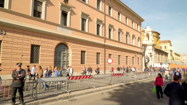 Vista-de-la-gente-entrando-y-saliendo-en-Roma-Vaticano-Italia