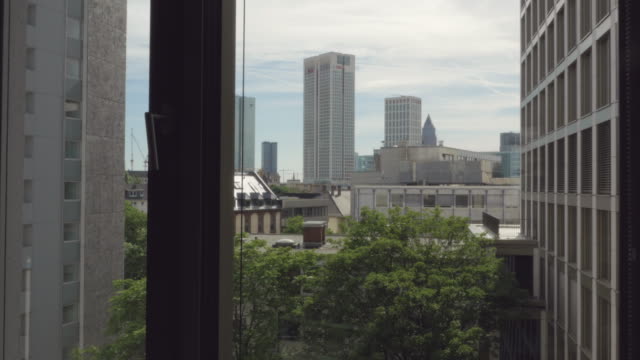 High-Rise-Türme-und-Bürogebäuden-aus-Fenster