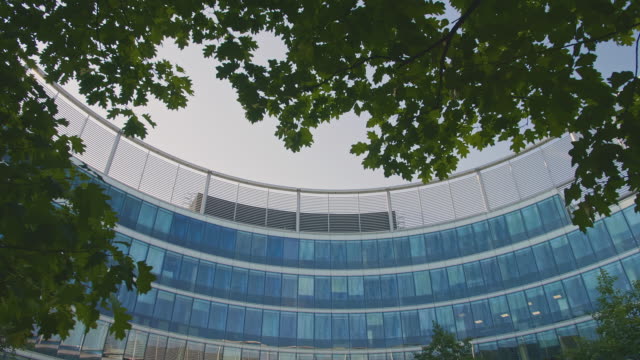 Panorama-in-einem-modernen-Glas-Business-Runde-Bürogebäude.-Moderne-Architektur-in-sonnigen-Tag