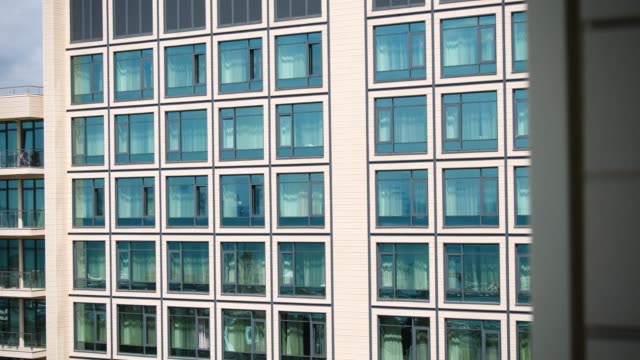 großen-Fenster-des-mehrstöckigen-Bürogebäude