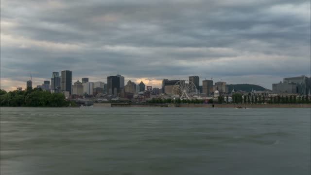Montreal-City-Skyline-Time-Lapse-at-Summer-Evening,-Timelapse.