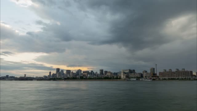 Montreal-City-Skyline-Time-Lapse-at-Summer-Evening,-Timelapse.