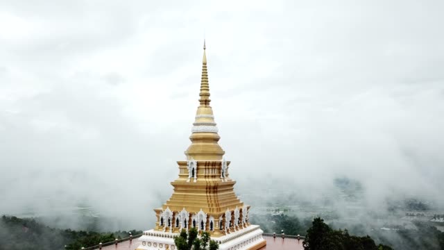 Vista-aérea,-Mon-de-Wat-Pra-Jao-Lai-con-niebla-en-la-montaña-en-Chiang-Rai,-Tailandia.