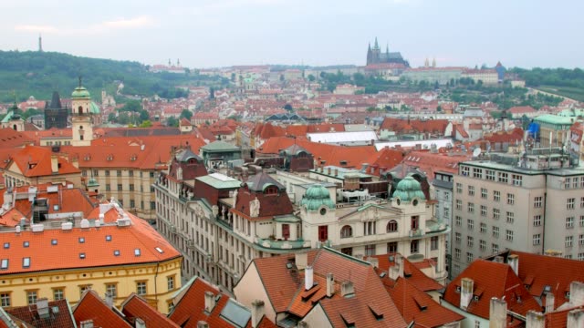 increíble-panorámica-superior-de-Praga,-techos-rojos-tradicionales-y-construcción-de
