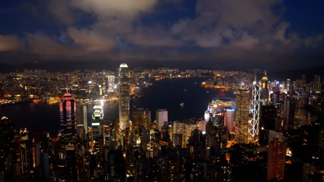 Nacht-schwenken-Schuss-Victoria-Harbour-und-Hong-Kong-vom-Gipfel