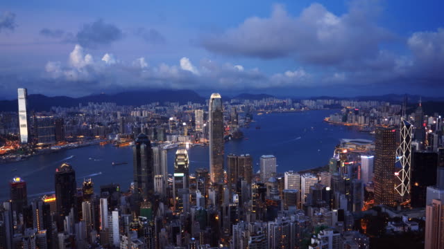 Victoria-Hafen-in-der-Abenddämmerung-vom-Gipfel-in-Hongkong